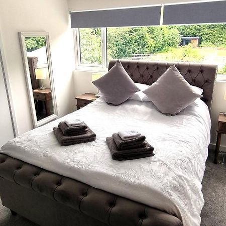 Beautiful Detached 1 Bedroom Apartment エルサム エクステリア 写真