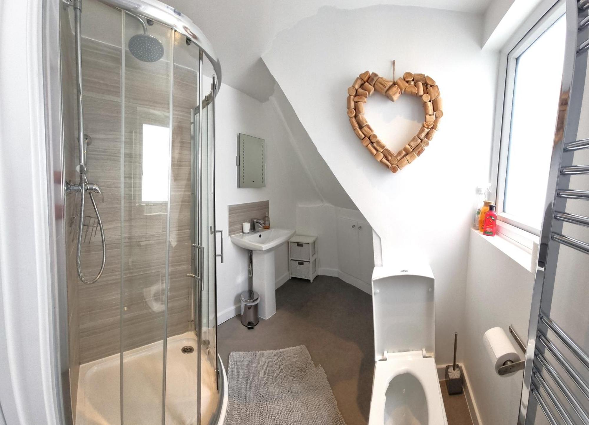 Beautiful Detached 1 Bedroom Apartment エルサム エクステリア 写真